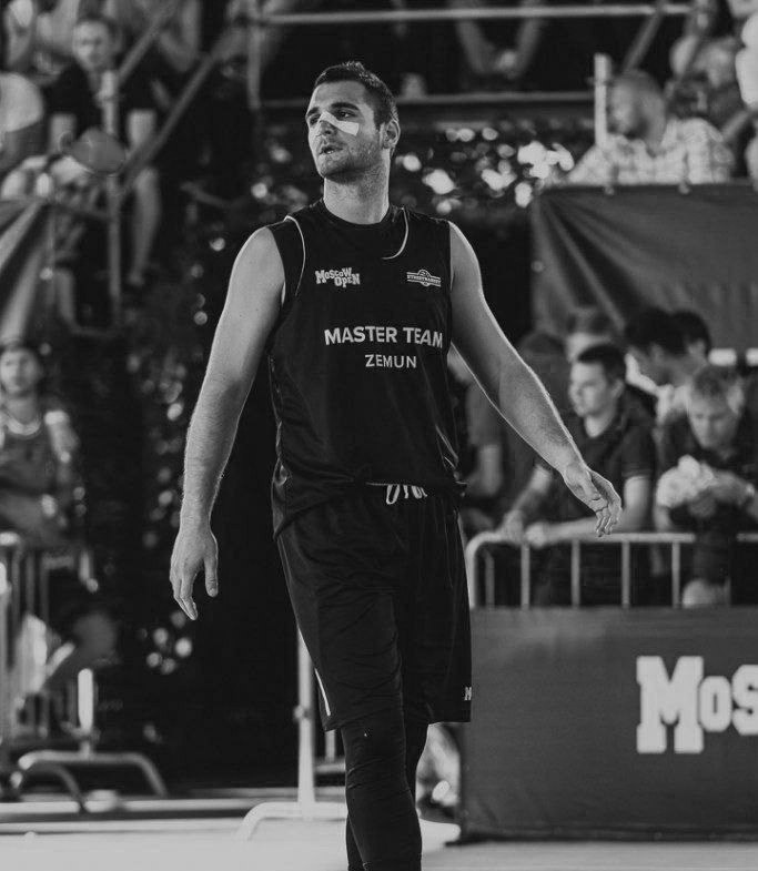 Баскетболист в форме Master Team Zemun с пластырем на носу в процессе игры