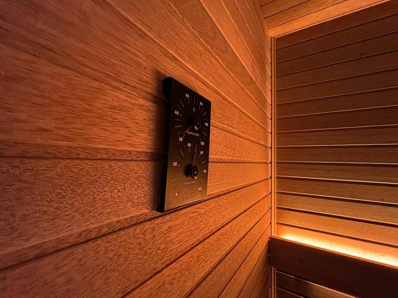 Компактная сауна в Вартемяги Парке. Отделана золотистым кедром, а полки выполнены из комбинации ольхи и термоольхи. SaunaTopMasters