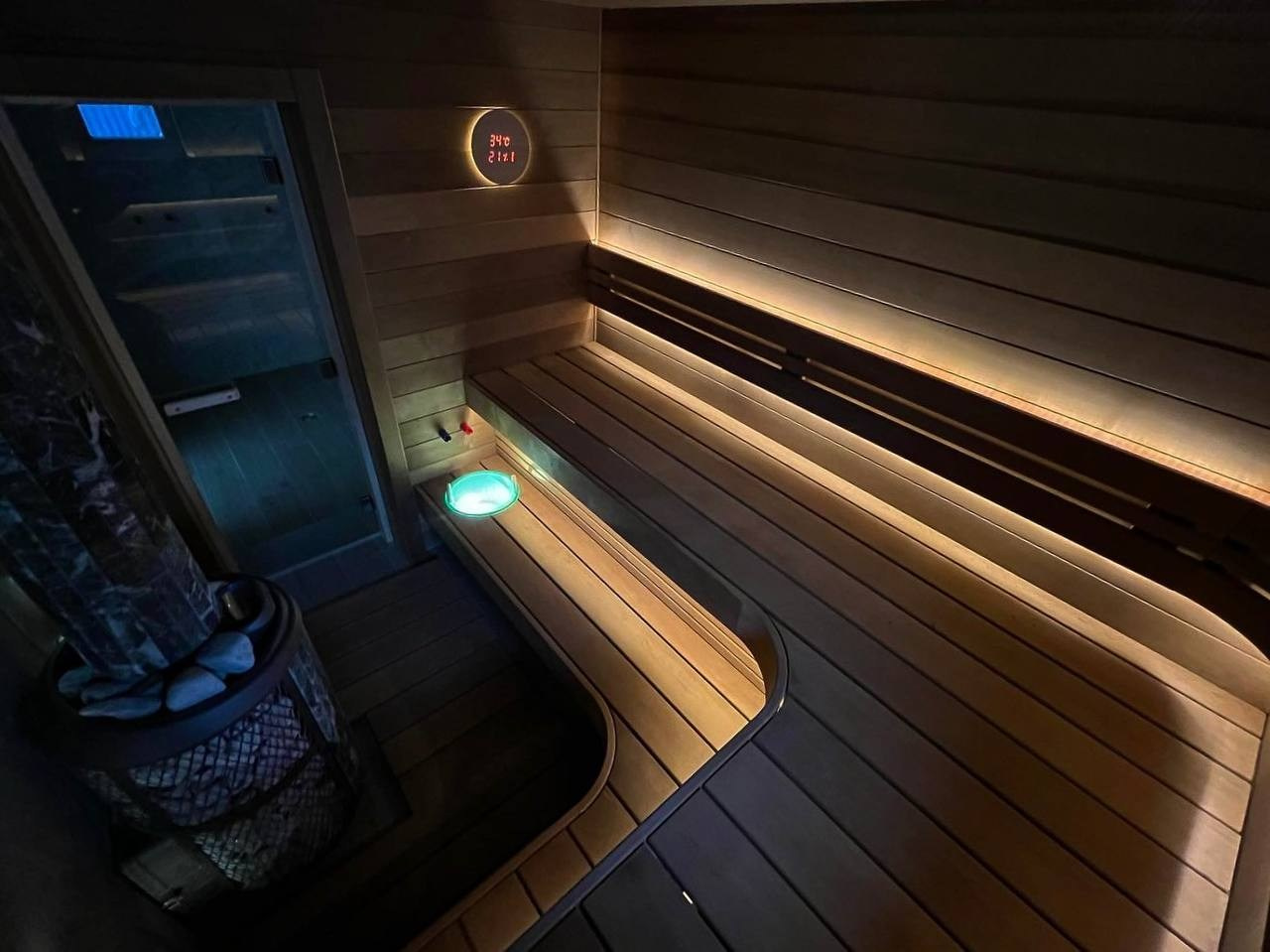 Атмосферная парная в Духанино. Атмосфера в ламелях из змеевика, ламповая печная зона. И хит сезона- термогигрометр от Cariitti. SaunaTopMasters