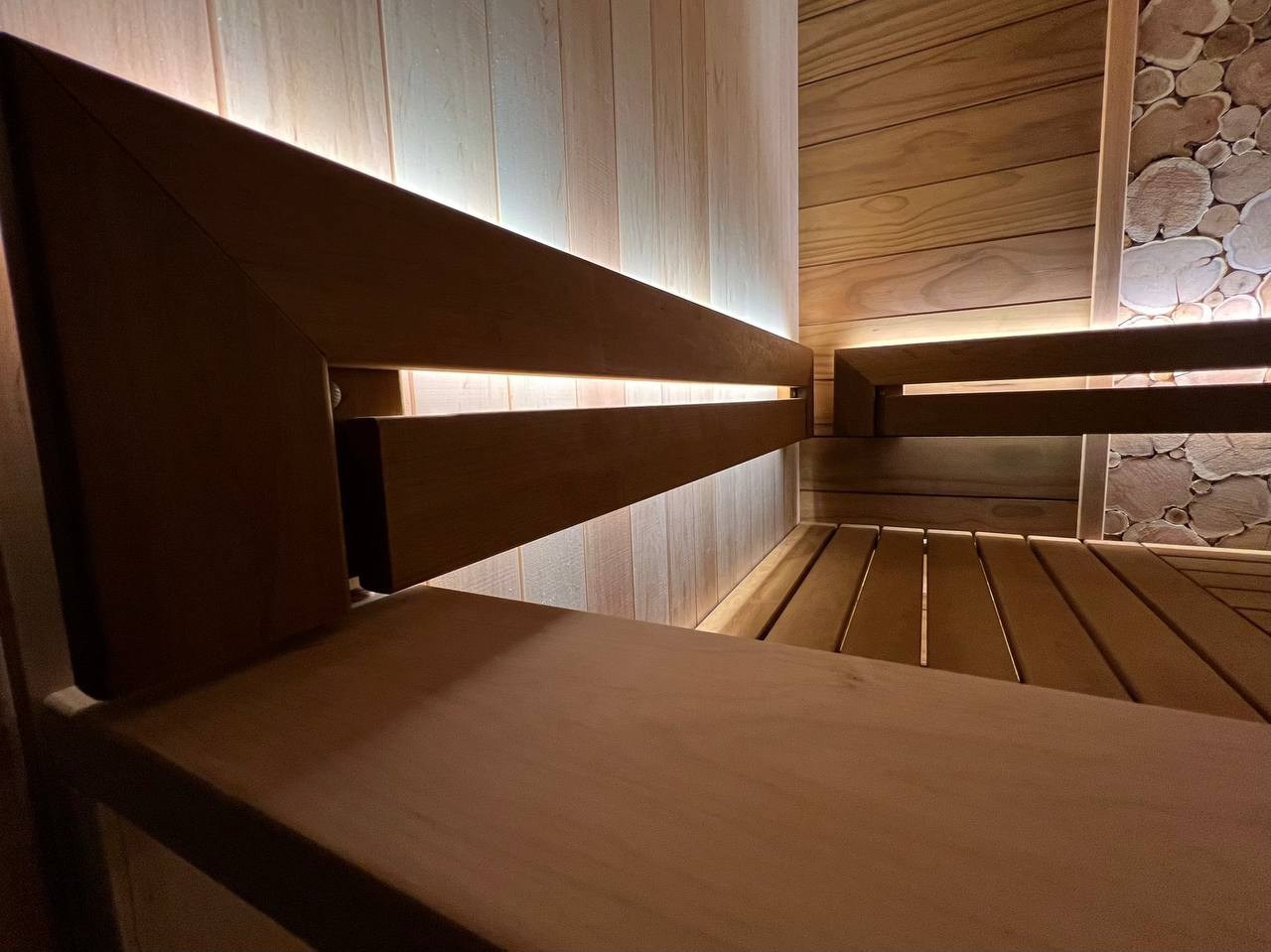 Сауна под стеклянный фасад в Куркиеках на берегу одноименной реки. Pino Premio и ольха, можжевельник и сердце парной- Harvia Cilindro. SaunaTopMasters