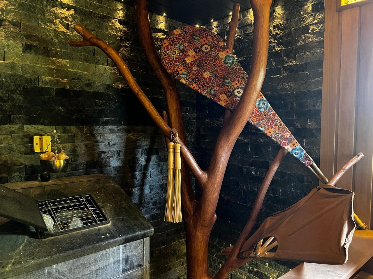 Полностью обновленная парная в Стрельцово с добавлением таких ништяков, как ночное звездное небо, второе дыхание и даже настоящее дерево!. SaunaTopMasters