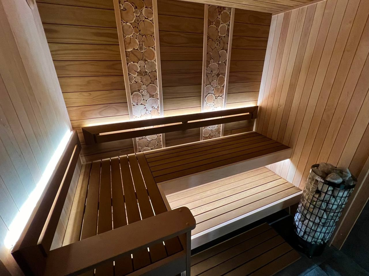 Сауна под стеклянный фасад в Куркиеках на берегу одноименной реки. Pino Premio и ольха, можжевельник и сердце парной- Harvia Cilindro. SaunaTopMasters