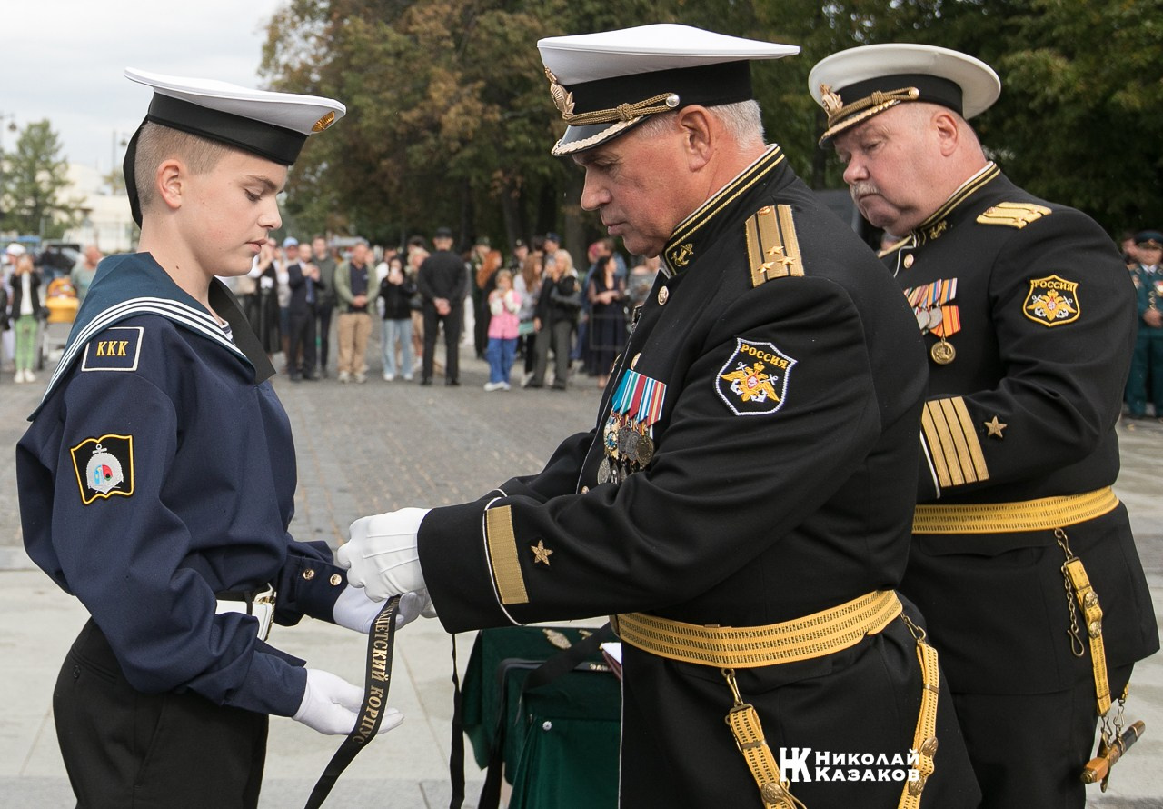 Кадет  Кронштадского морского кадетского военного корпуса получает ленточку для бескозырки от офицера после  присяги