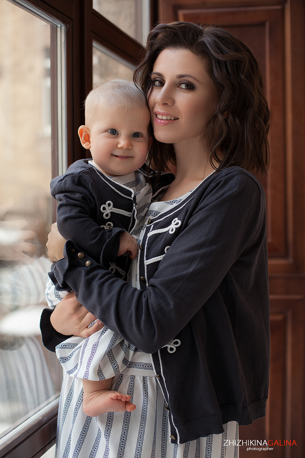 Мама с маленьким ребенком, красивая сьемка в москве в студии.