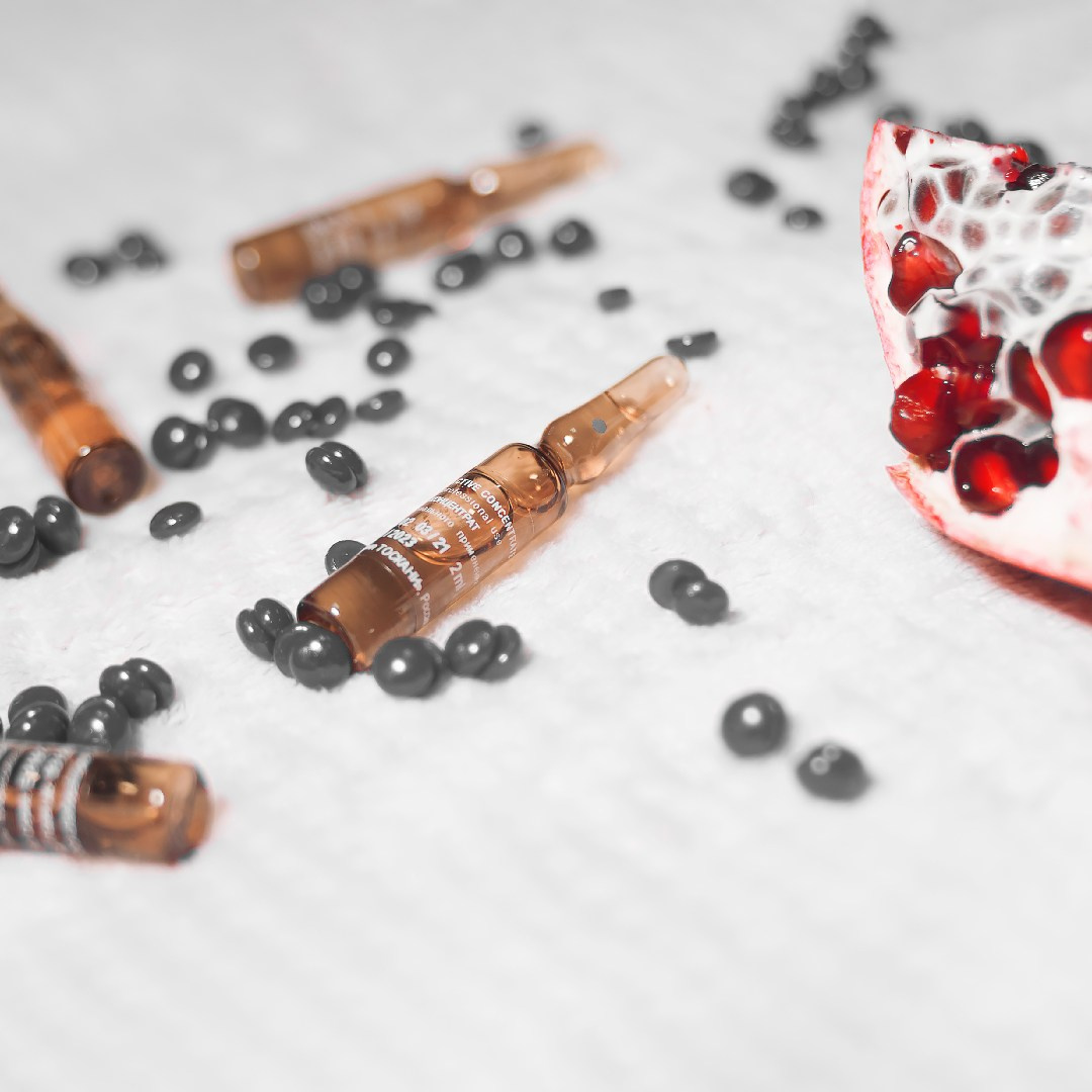 Косметологические продукты, ампулы, на светлом фоне. Услуги косметолога в Хабаровске.