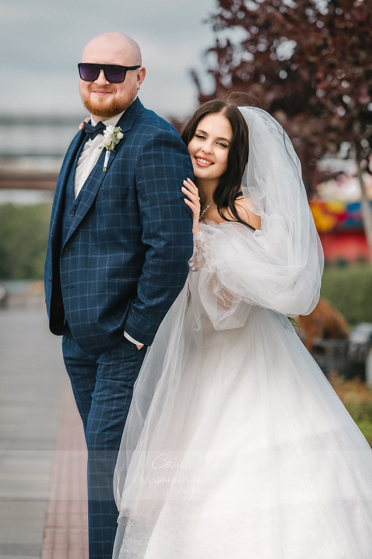 Свадебная прогулка с романтичными поцелуями фотограф Саша Кё Новосибирск