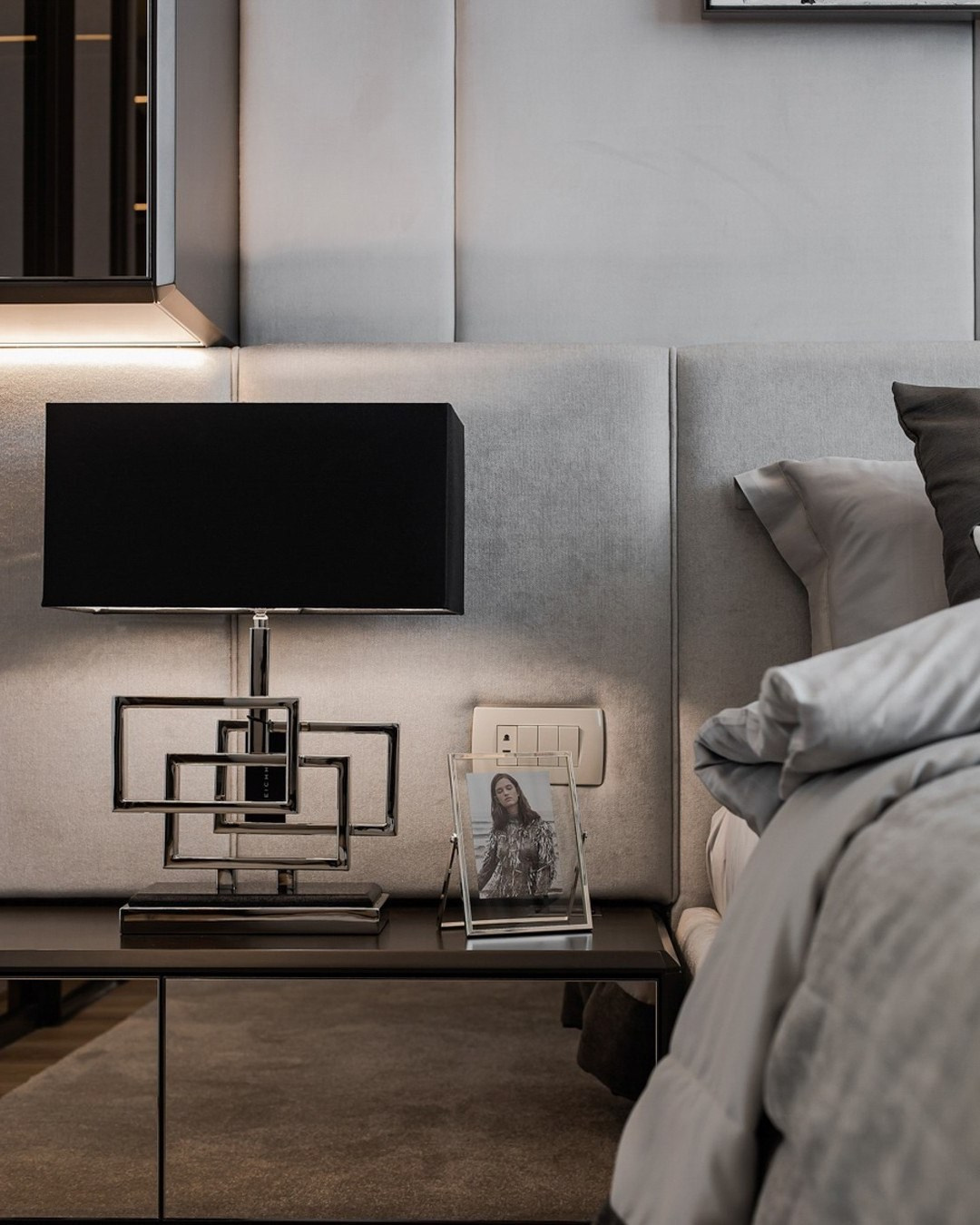 Дизайнерская прикроватная тумба с лампой и декоративными элементами | Валерия Котович