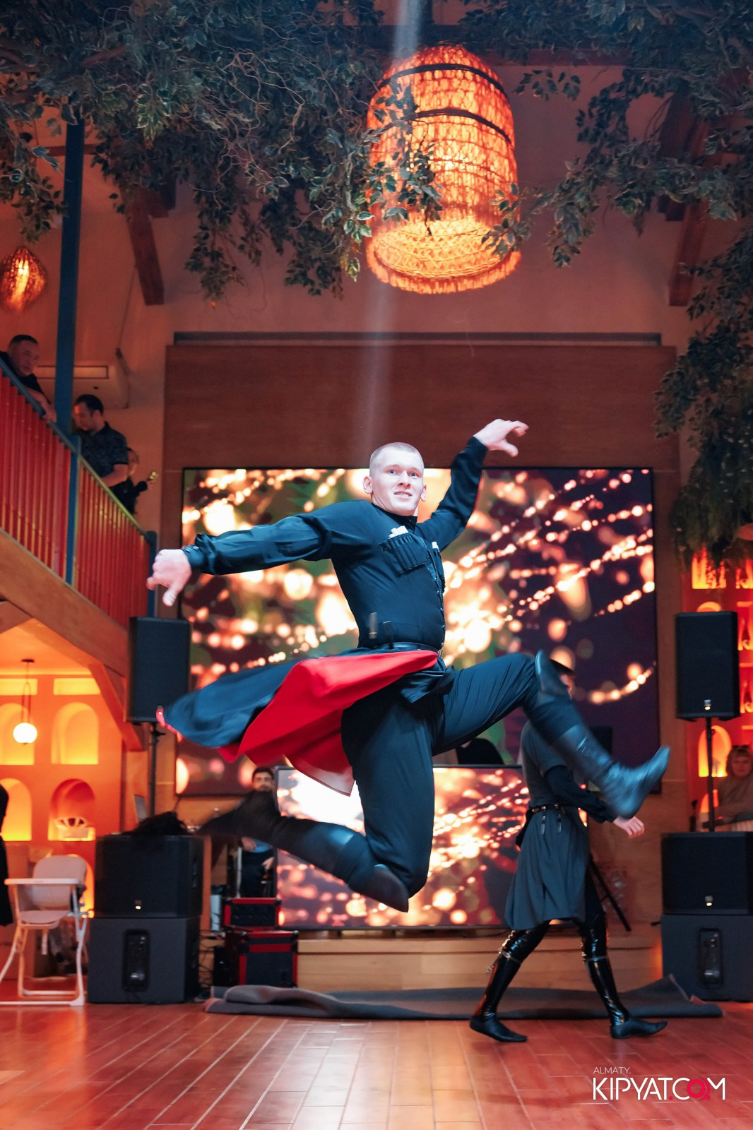 ГРУЗИНСКИЙ ДВОР НА КАБАНБАЙ БАТЫРА. КИПЯТКОМ АЛМАТЫ!