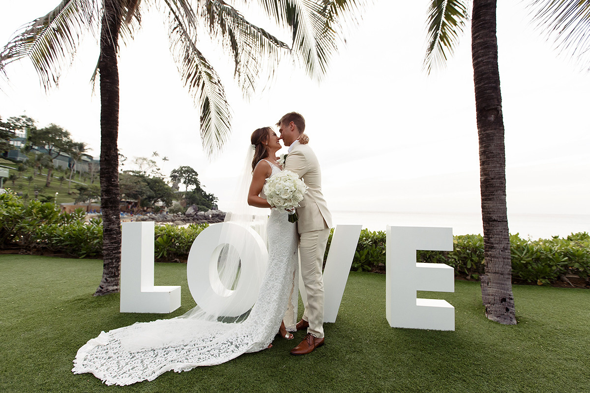 Свадьба на Пхукете для пары из Англии в отеле Katathani Phuket. Фотограф на Пхукете в Таиланде