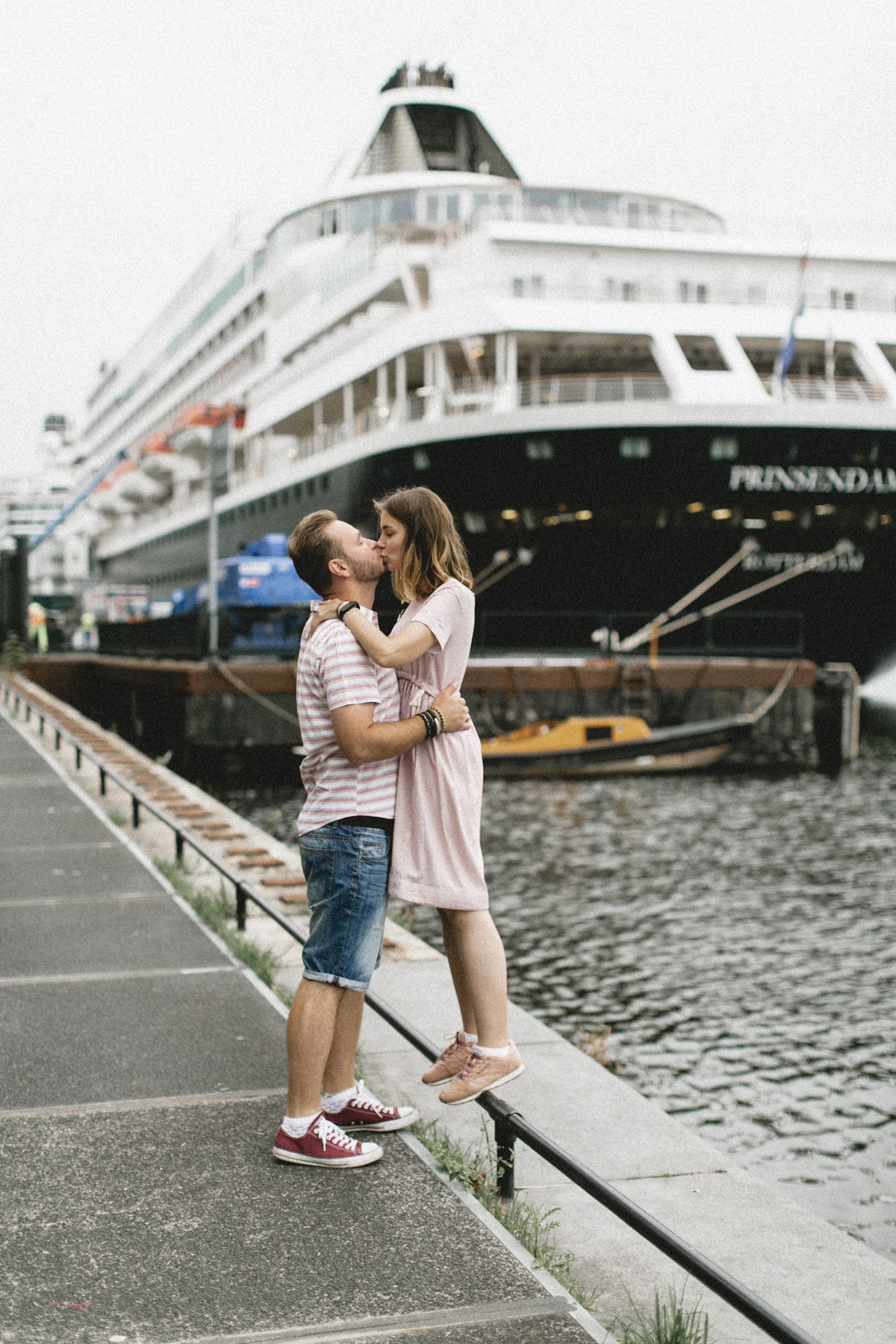 Потому что скоро вернутся в Амстердам. Про любовь