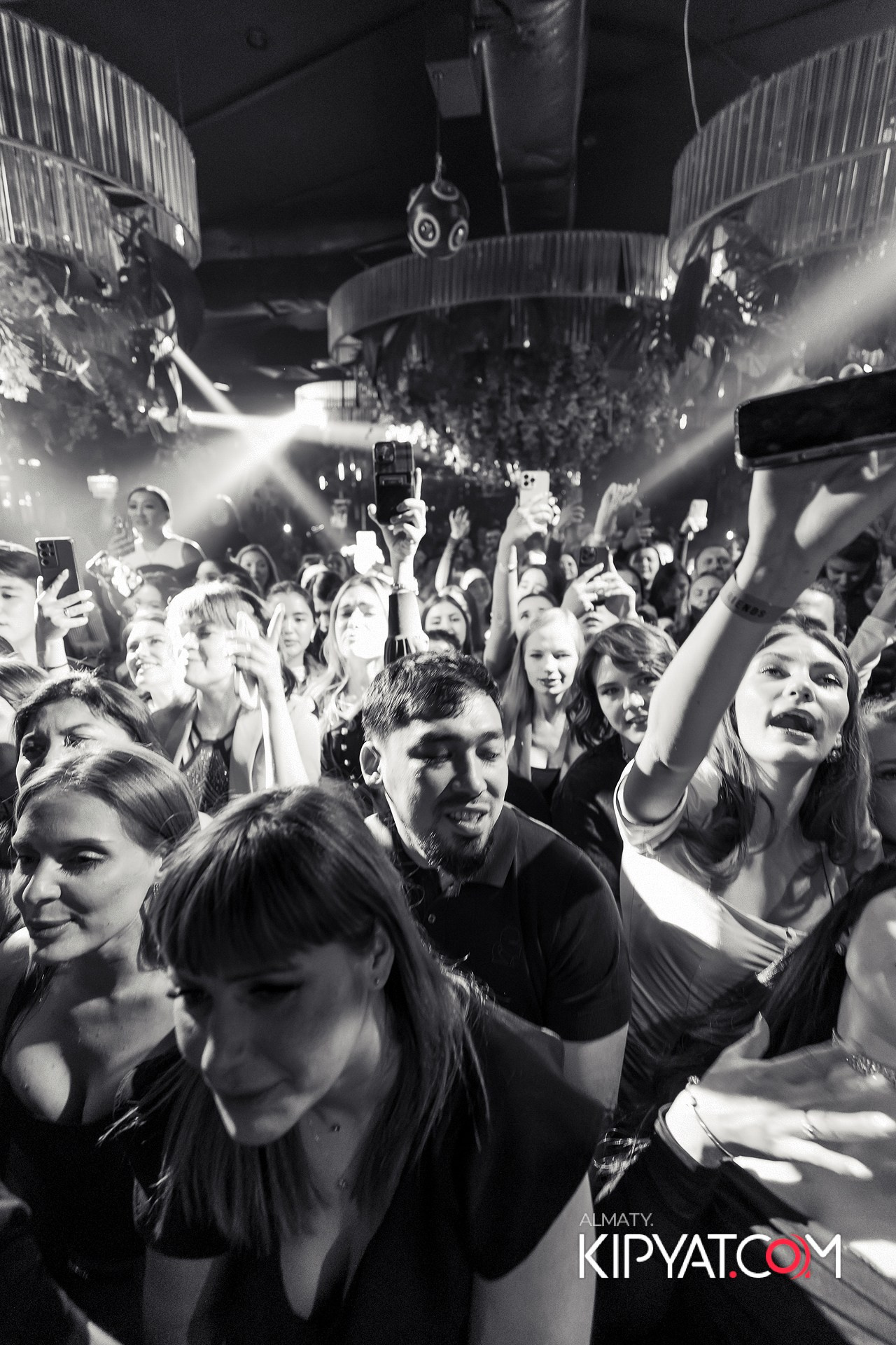 FRIENDS BAR & TERRACE. КИПЯТКОМ АЛМАТЫ!