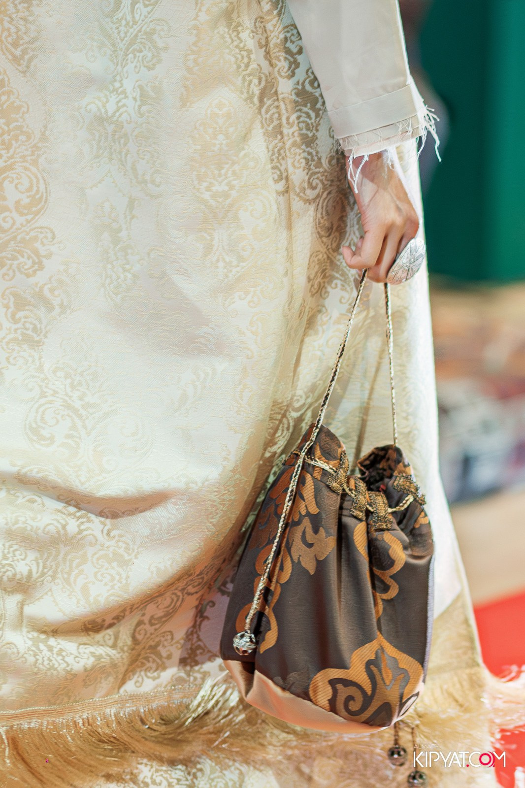 FASHION ПОКАЗ, КАЗАХСКОЙ НАЦИОНАЛЬНОЙ ОДЕЖДЫ. КИПЯТКОМ АЛМАТЫ!