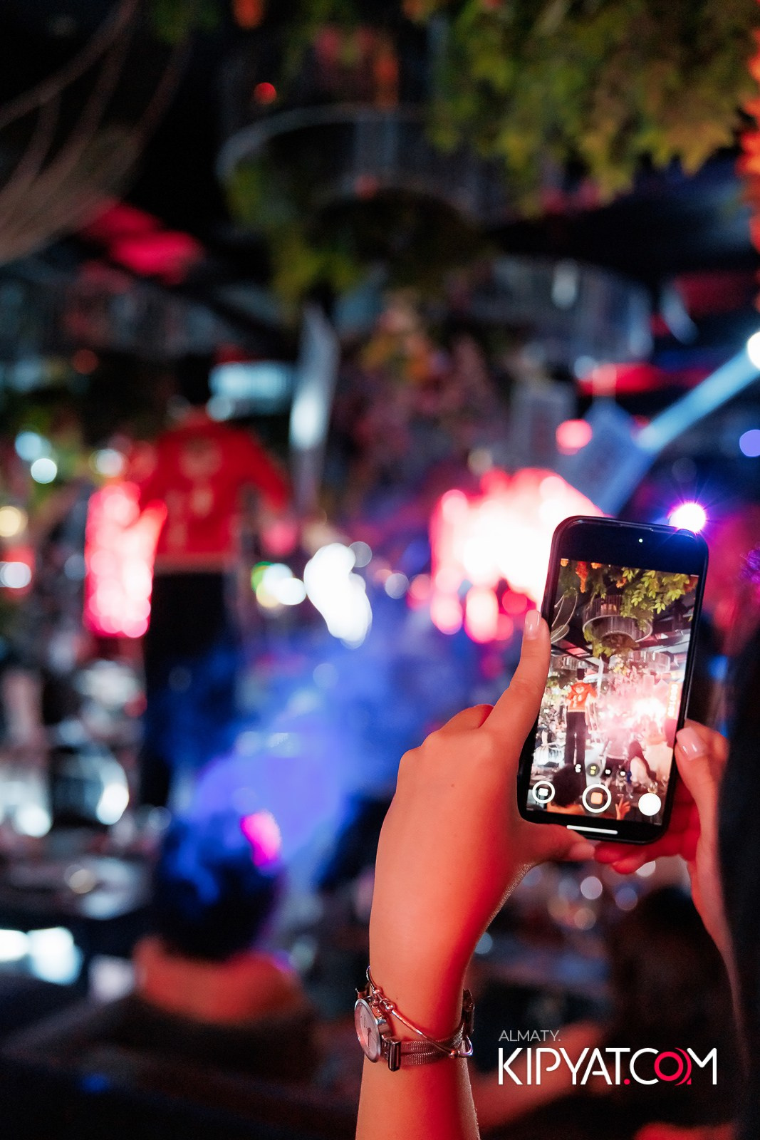 FRIENDS BAR & TERRACE. КИПЯТКОМ АЛМАТЫ!