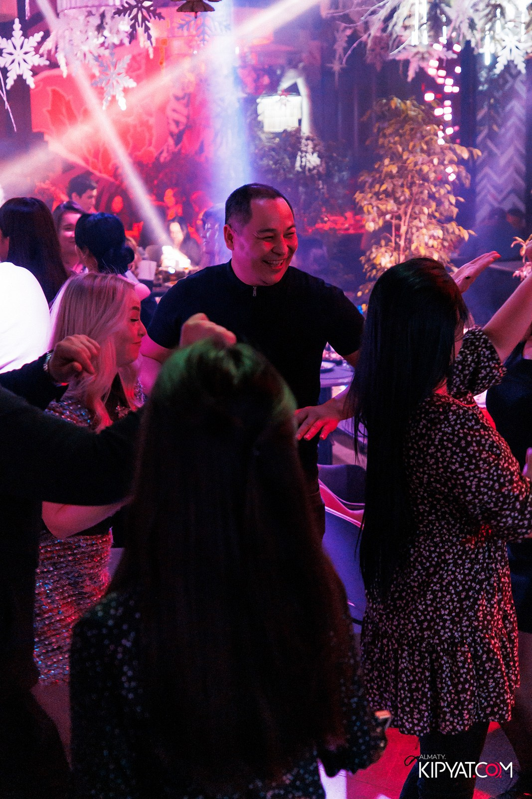 FRIENDS BAR & TERRACE. КИПЯТКОМ АЛМАТЫ!