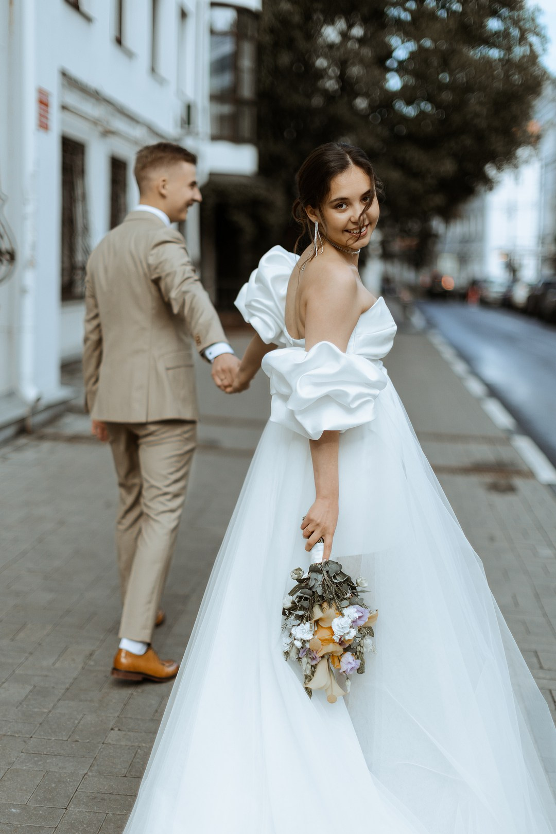  Влюбленная пара на фоне золотых ворот ярославского кремля