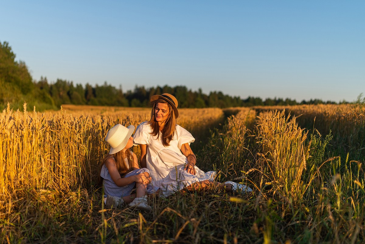 Поле, закат и наши улыбки. Фотограф Мария Ковкова