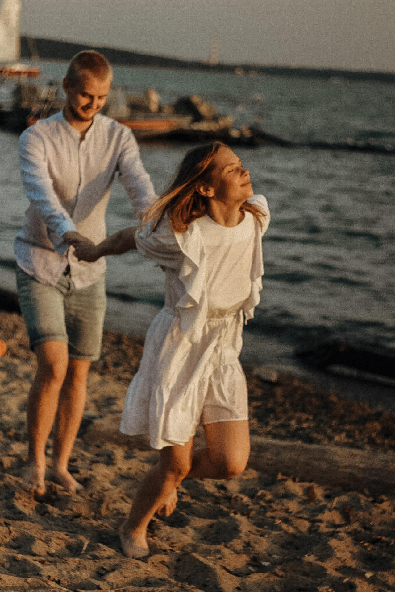 Фотосессия пары на пляже недорого. Семейный фотодуэт Ирина и Николай Власьевы. Фотосессии в Новосибирске