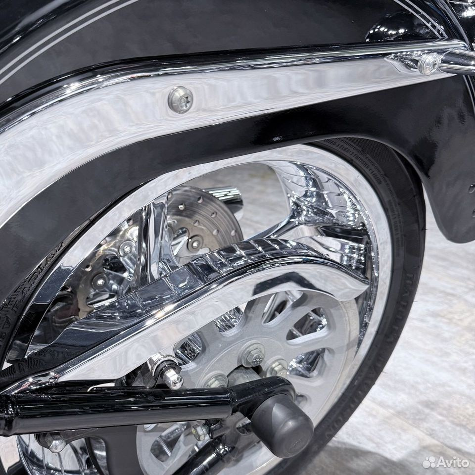 Купить Harley-Davidson 2010 Fat Boy Vivid Black (Softail/Dyna) — подробнее на сайте. Hello Davidson, Москва. Только хорошие мотоциклы…