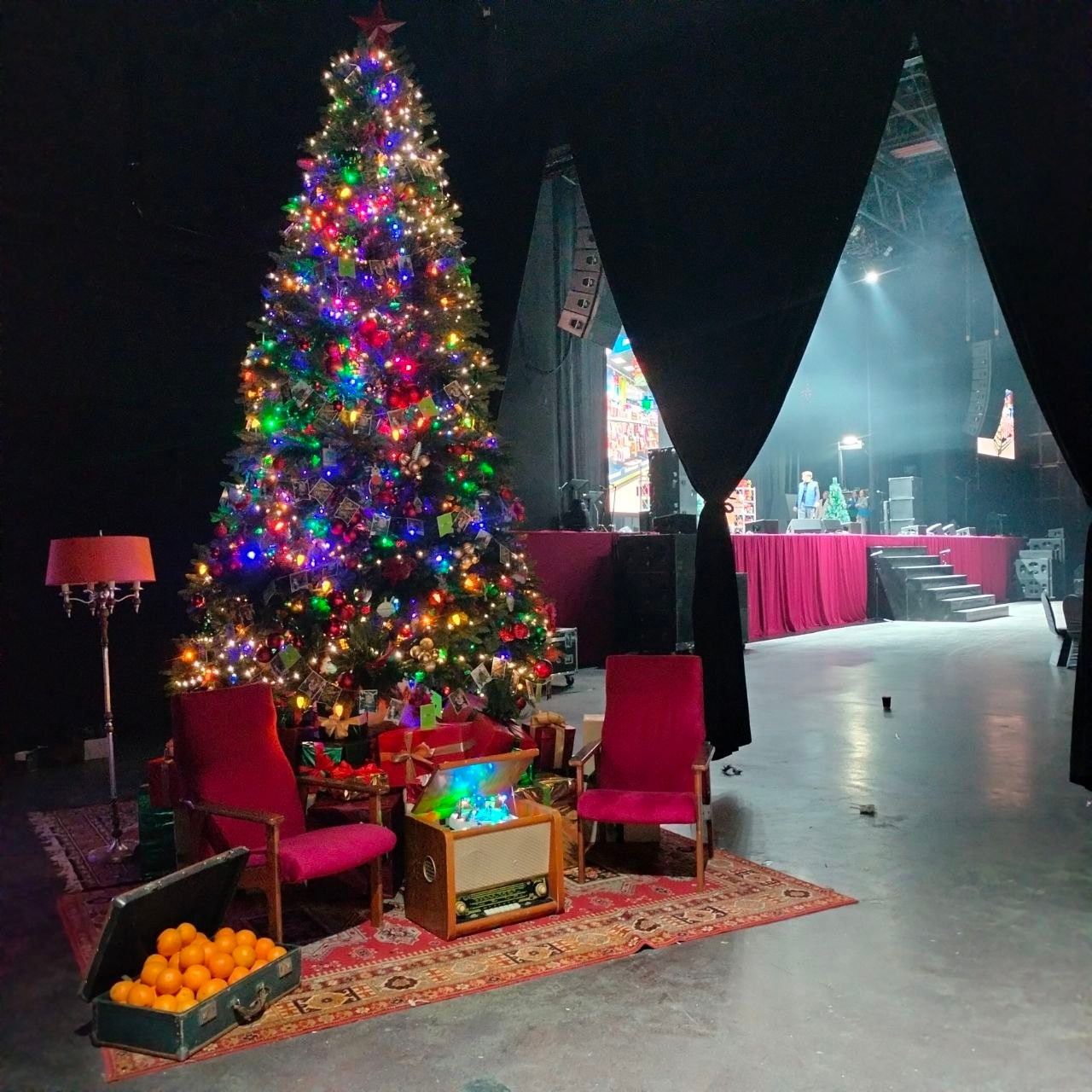 Украшение ретро ёлки командой декораторов и помощников. Высота 4.5 метра