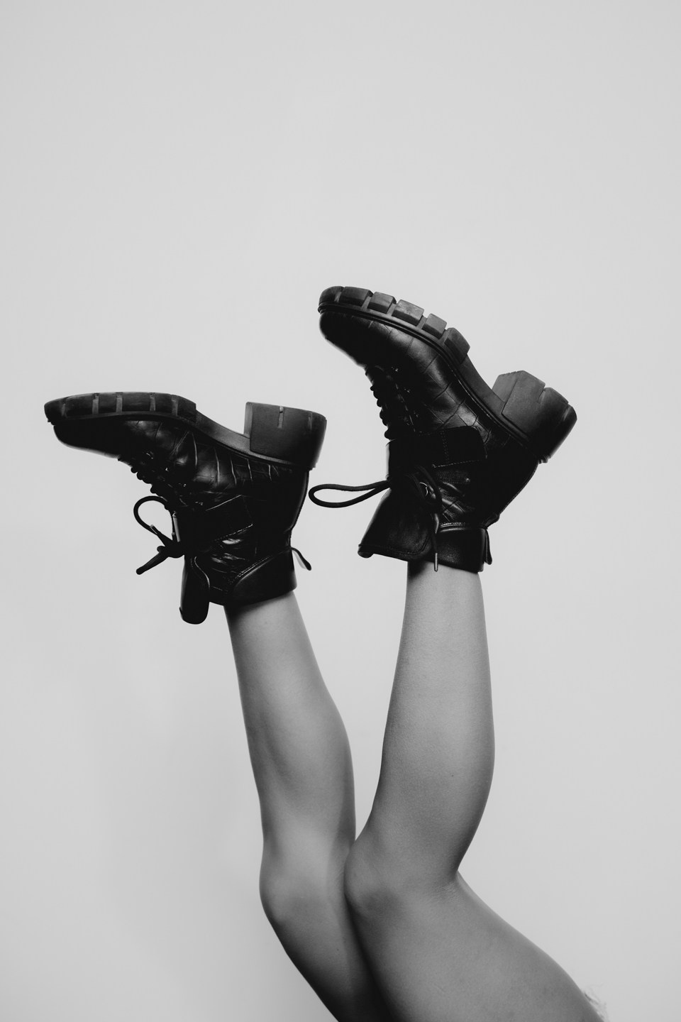Фотография ног девушки в обуве в фотостудии