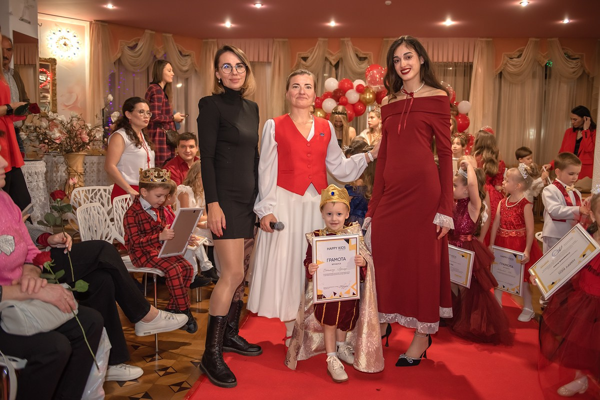Выпускной в детской школе моделей HAPPYkids 2024. Семейный и коммерческий фотограф в Сочи Александр Бодунов