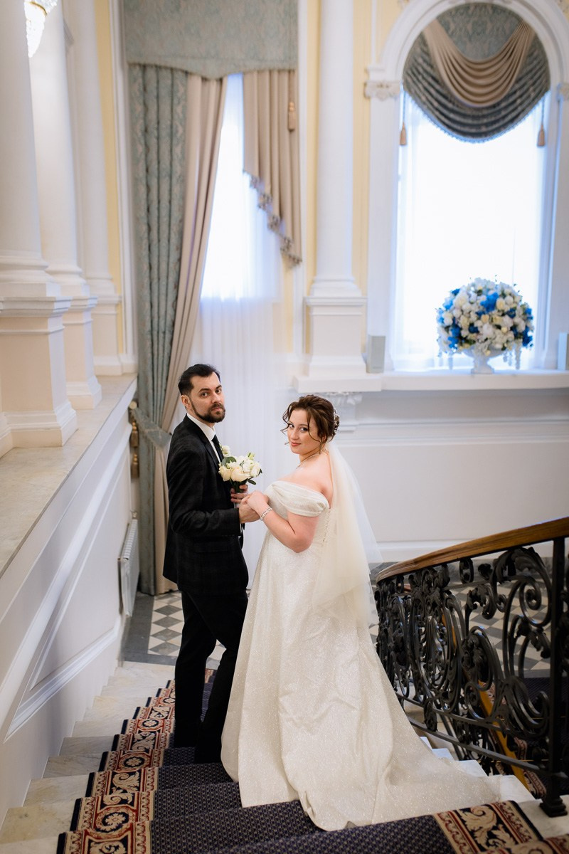 Жених и невеста в ЗАГСе на фурштатской СПб