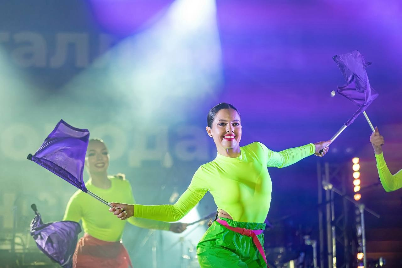 Выступления на сценах и уличных площадках. Танцевальная шоу-группа «GRANAT»