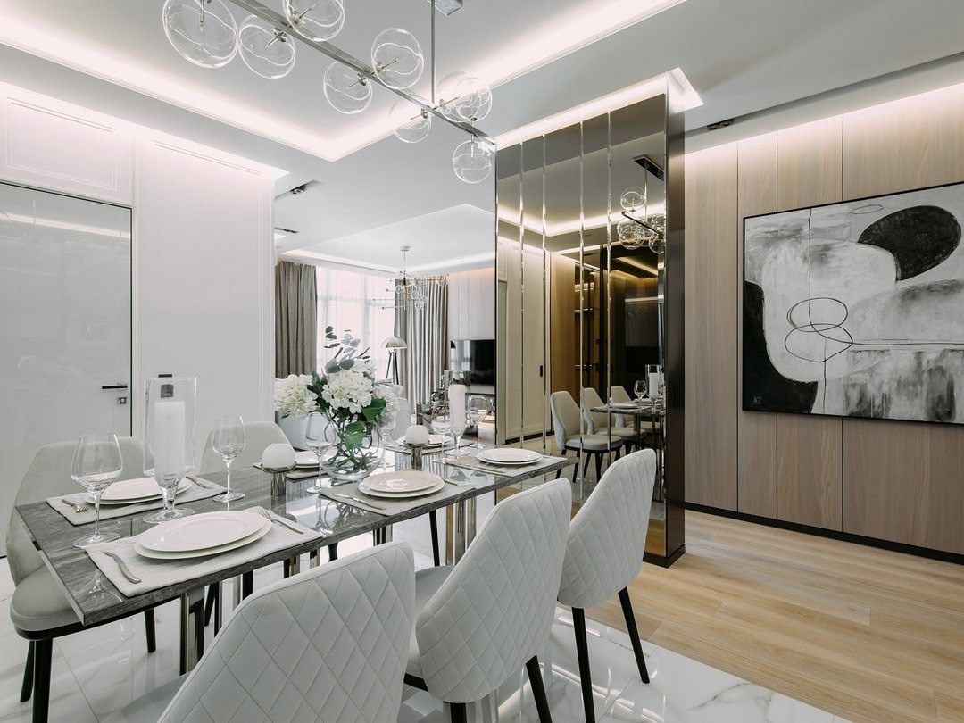 Интерьер столовой с панно в стиле абстракции и зеркальными вставками на стене | Валерия Котович