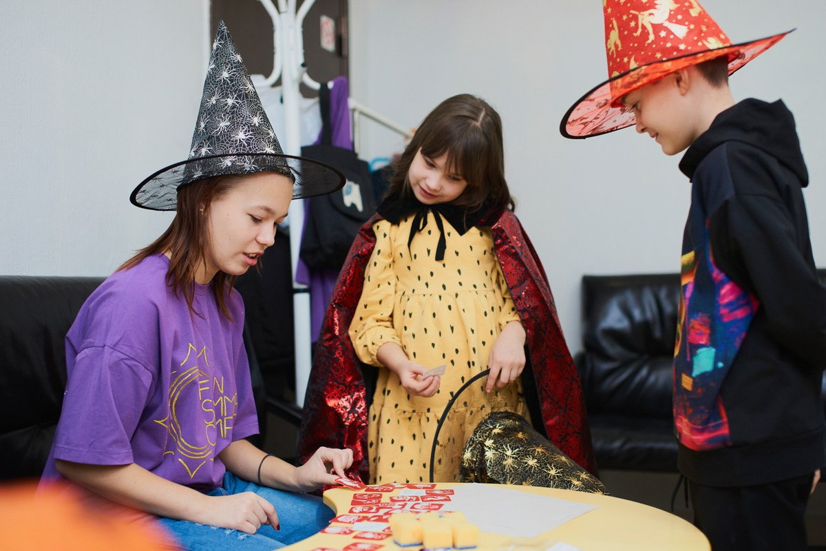 Тематический праздник в языковой школе FunLS. Репортажный и женский фотограф в Новосибирске