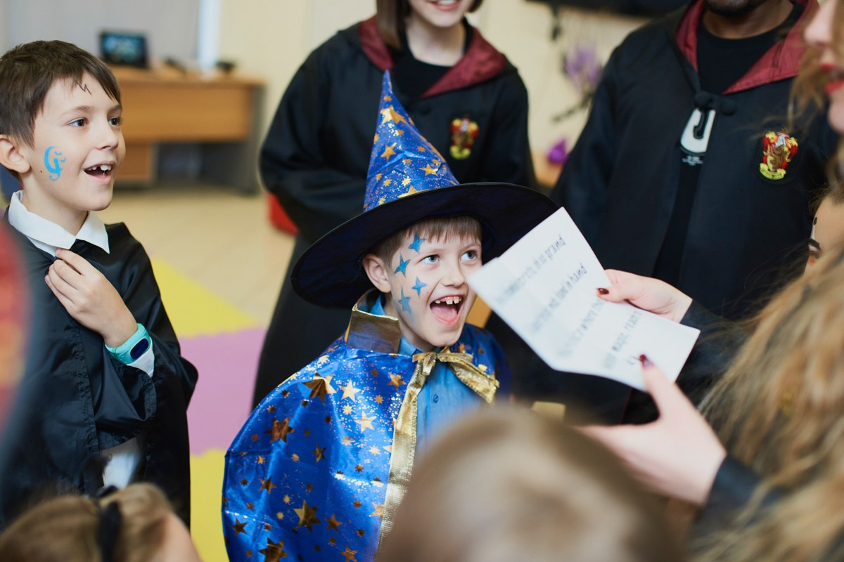 Тематический праздник в языковой школе FunLS. Репортажный и женский фотограф в Новосибирске