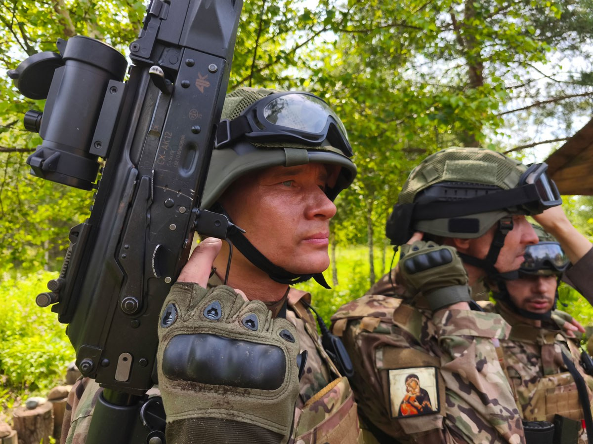 Станислав Щербаков, главный редактор журнала Солдаты России, спецкорреспондент, журналист, ВГИК, Золотой Витязь, лауреат премии союза журналистов России, режиссёр, продюсер, сценарист, актер, предприниматель, руководитель студии 365, руководитель компании Русские медиакоммуникации, Миасс, Москва 89514577151, Президентский полк. Фильм Светлячки режиссер. Мила Ханзина.