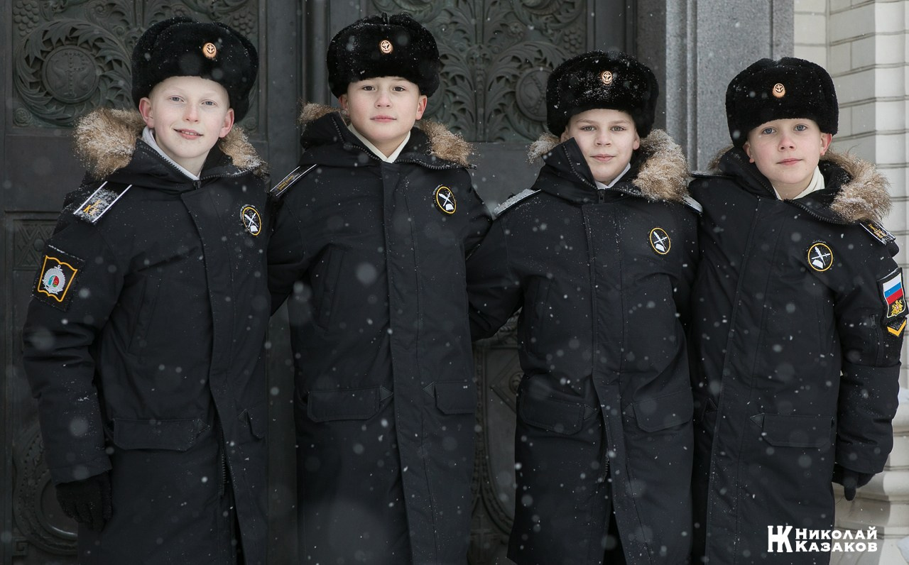 Групповой портрет  воспитанников Кронштадского морского кадетского военного корпуса около Морского собора 