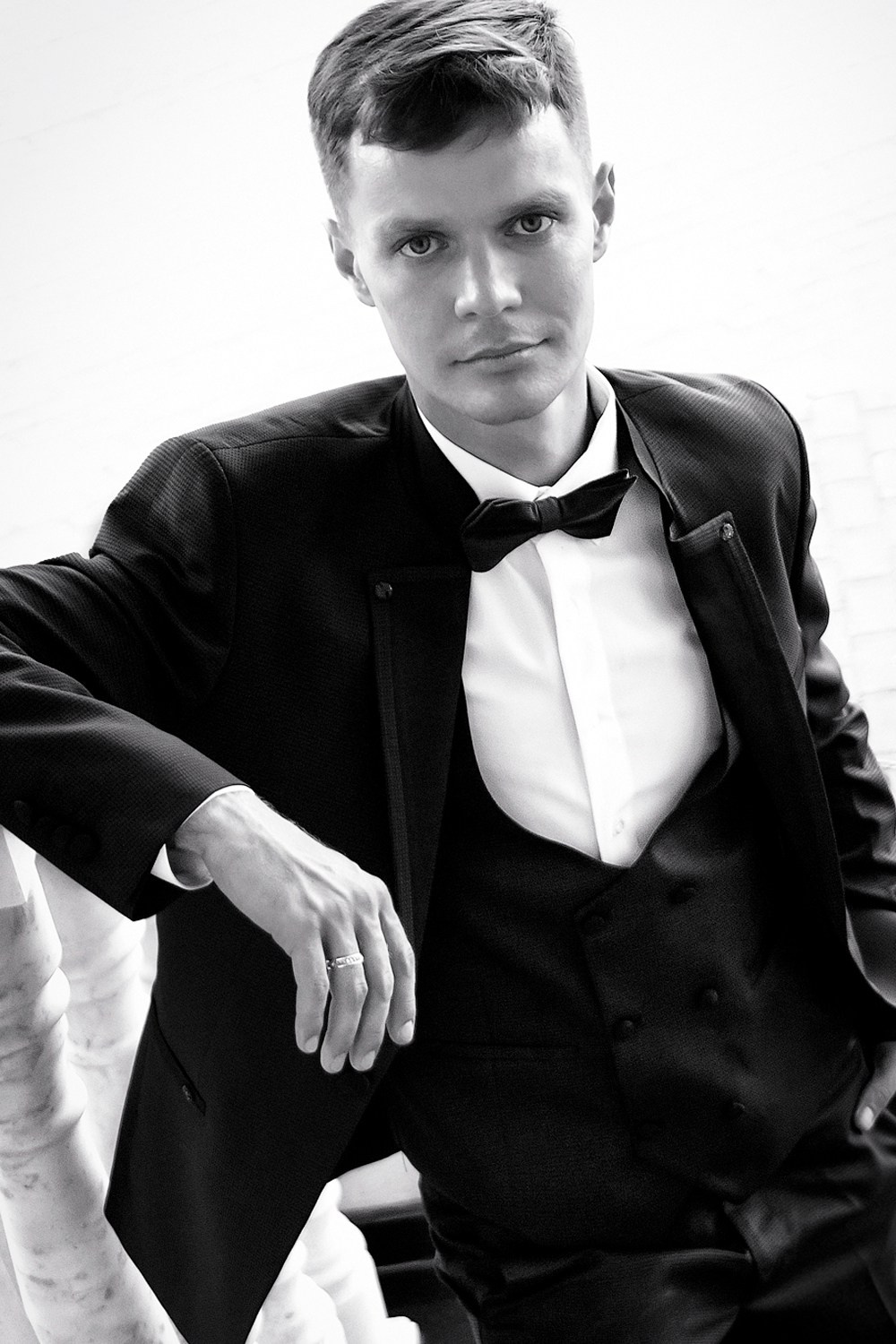 Крупный портрет жениха в городской локации, чб - фотограф Янкаускене Наталья