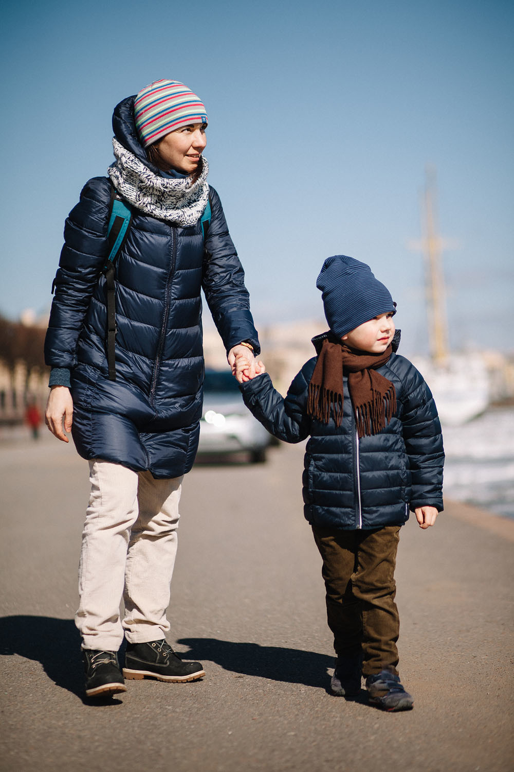 Семейная фотосессия прогулка на набережной Невы. Со стороны Васильевского острова, неподалёку от ледокола Красин