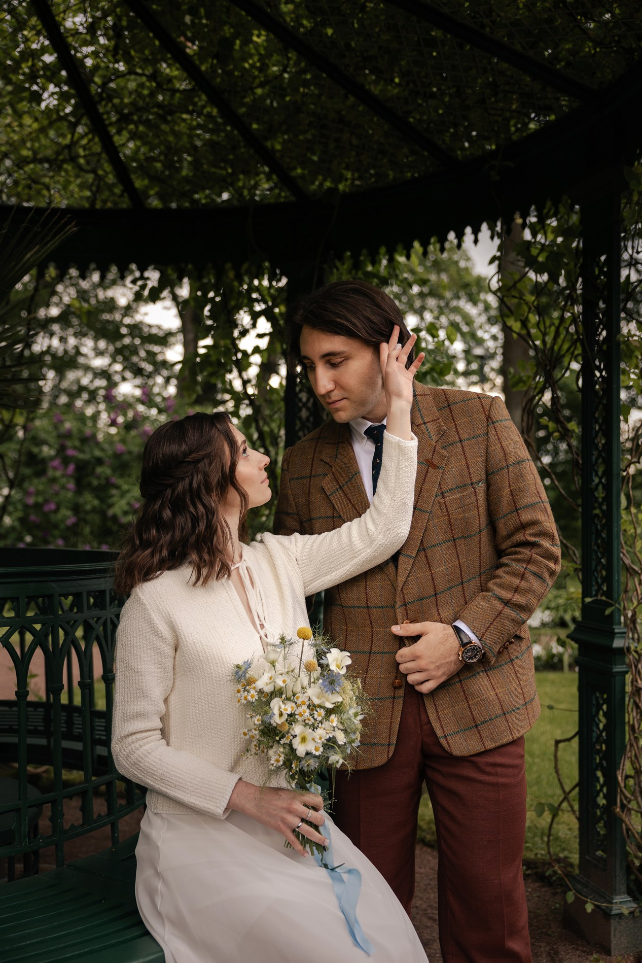 Профессиональная свадебная фотосессия: помощь в позировании и подбор мест