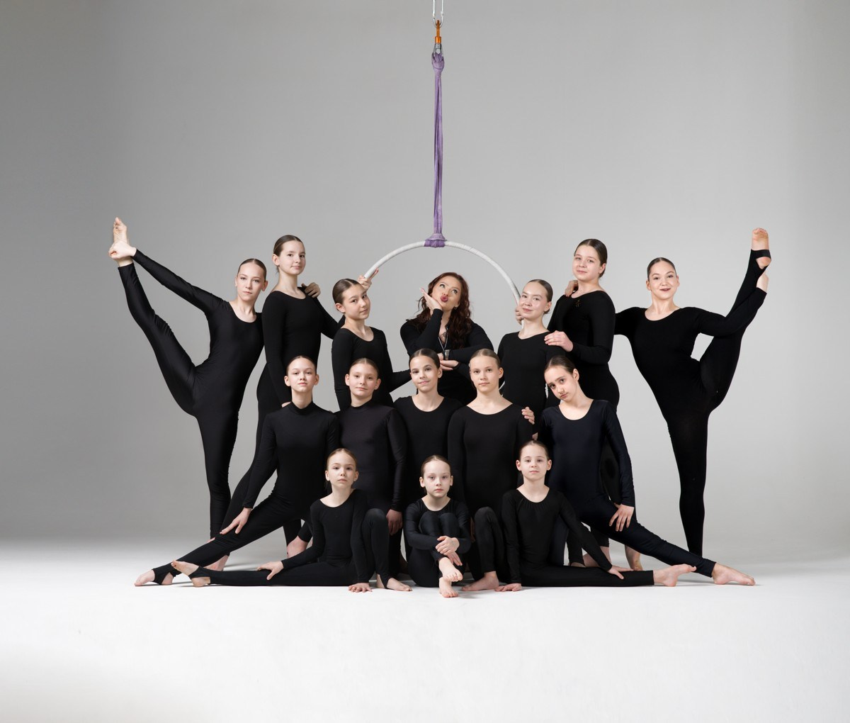 Позирование всей группы воздушных атлетов в студии, идеальная геометрия кадра