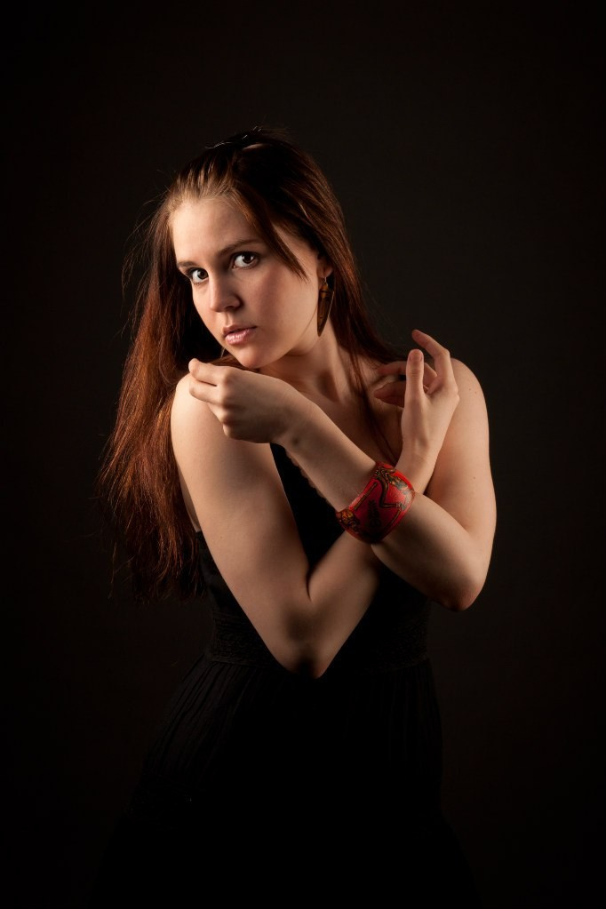 студийная фотосессия в темных тана по заказу клиента