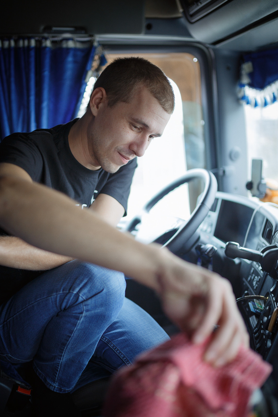 Пьем кофе в кабине тягача