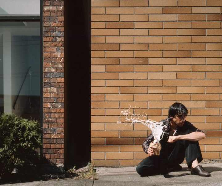 художественная фотография Джеффа Уолла с театральной постановкой и реалистичной детализацией