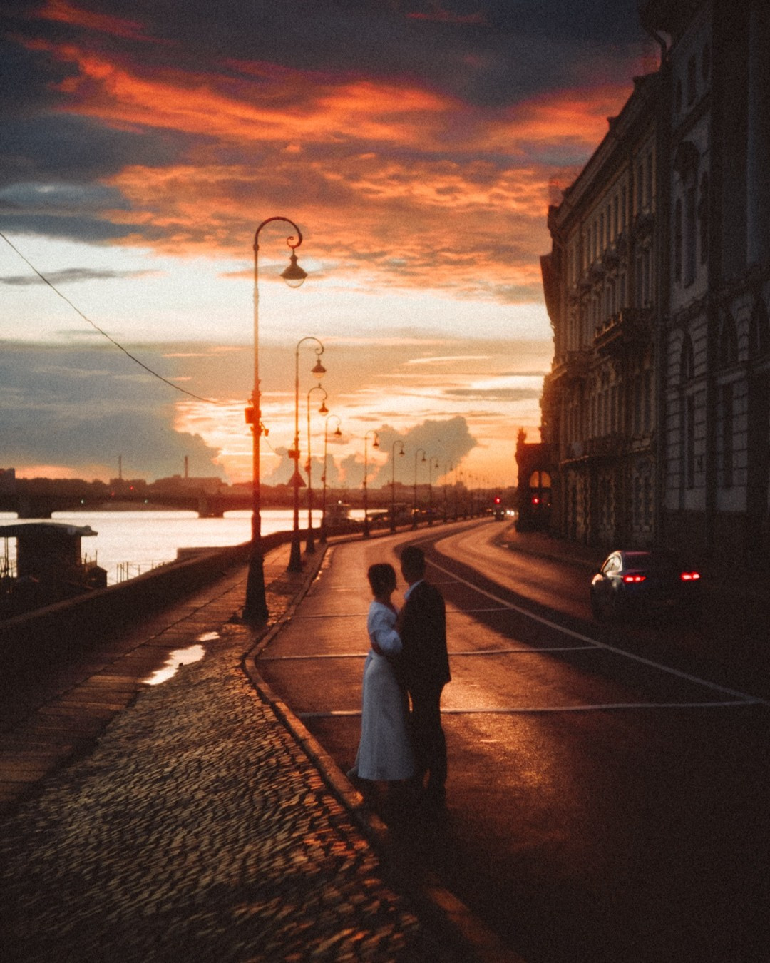 Свадебная прогулка на рассвете на фоне разводных мостов, Санкт-Петербург
