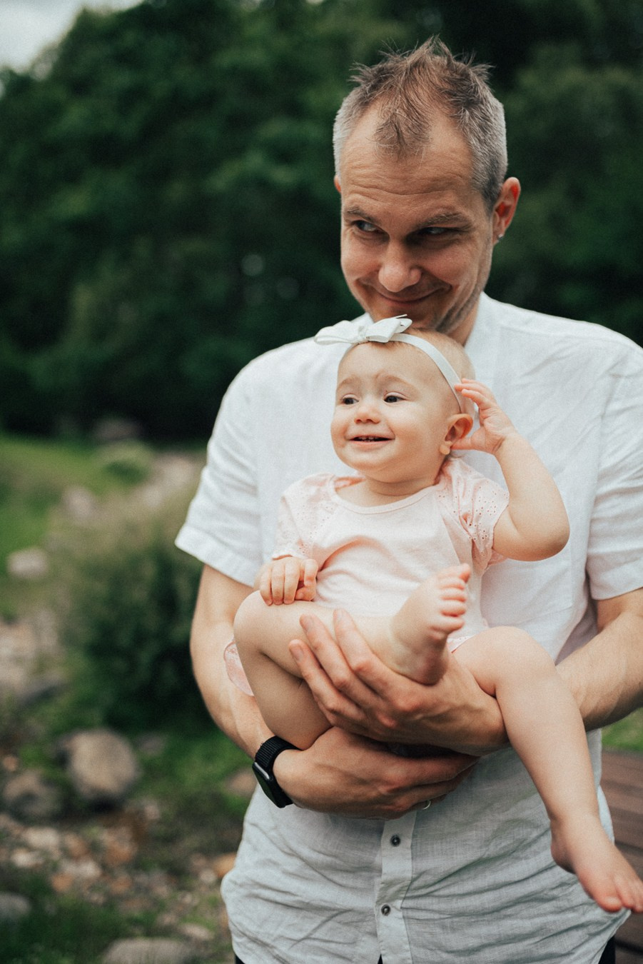 Коля, Ксюша, Саша, Андрей, Кира и бабушки | на даче