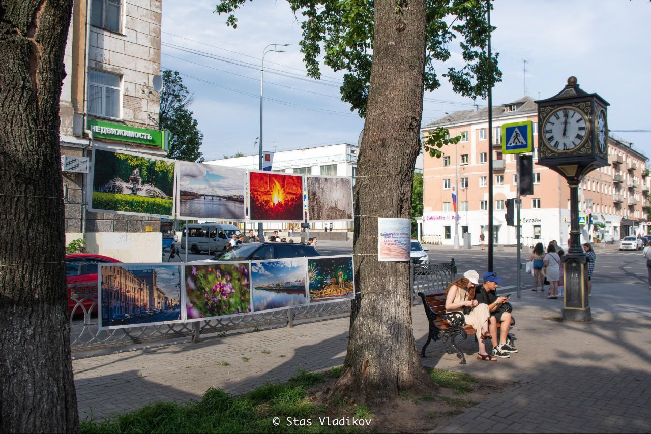 Уличное оформление на День города для центральной библиотеки имени Герцена. Тверь 890 лет. Фотограф — оформитель. Москва — Тверь