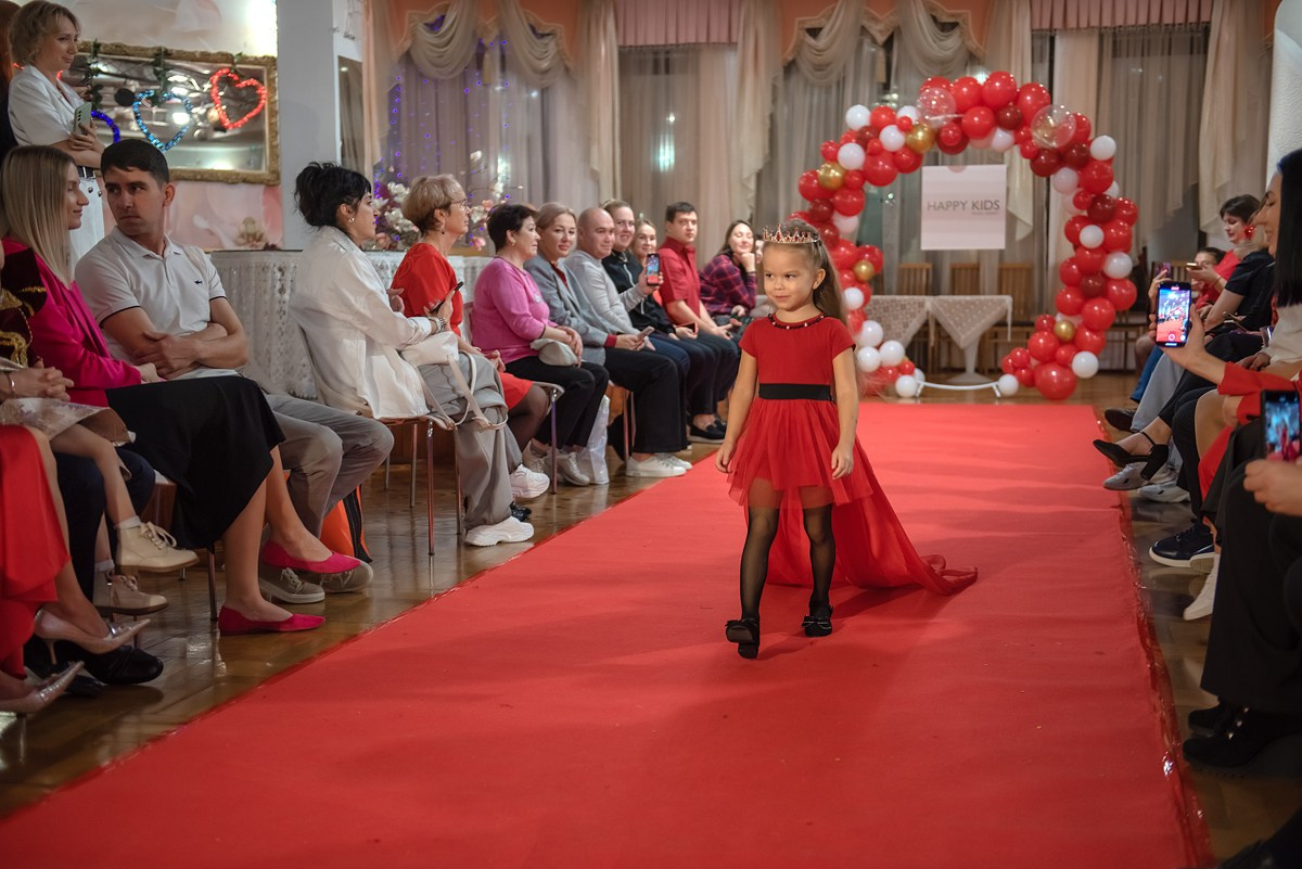 Выпускной в детской школе моделей HAPPYkids 2024. Семейный и коммерческий фотограф в Сочи Александр Бодунов