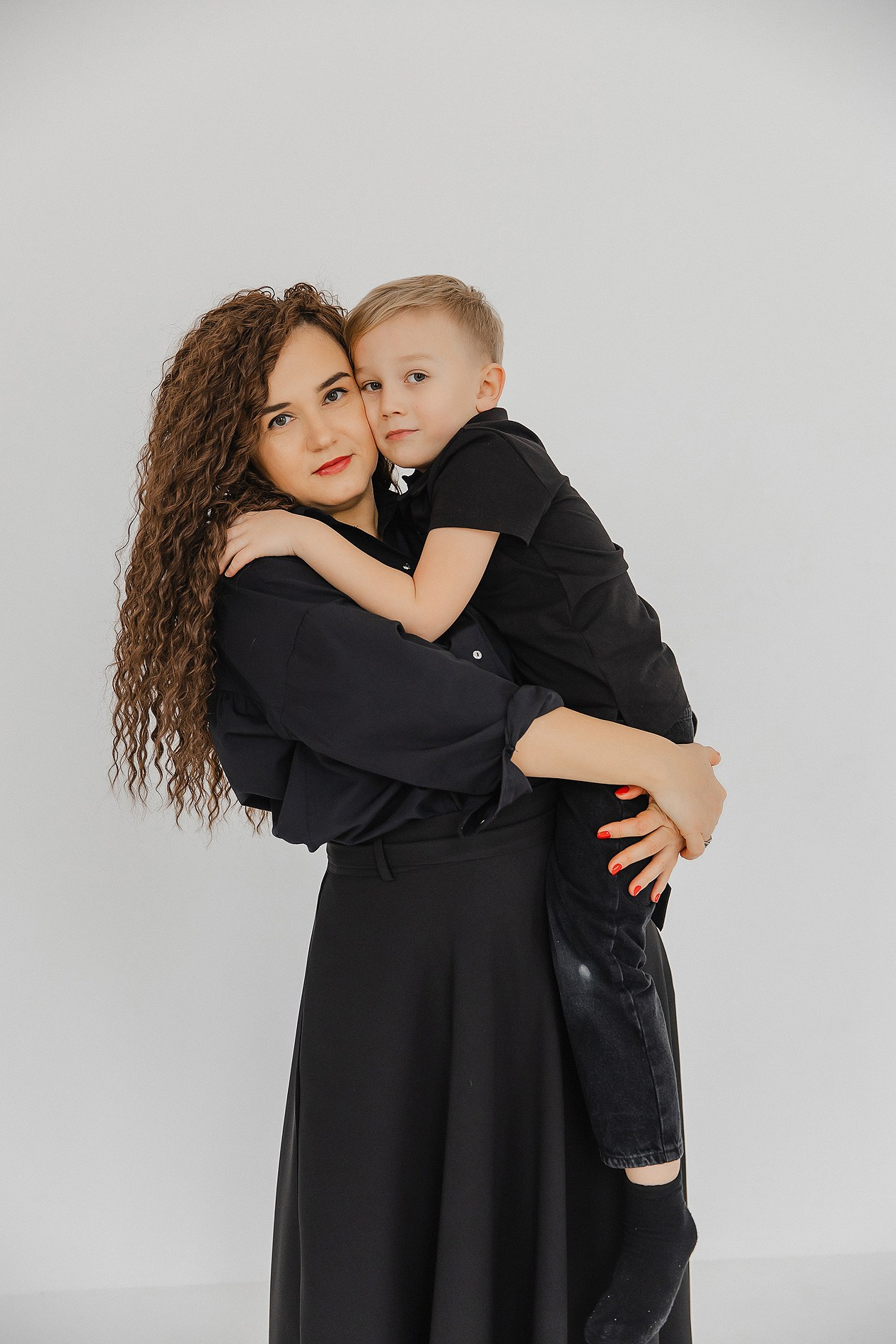 Семейная фотосессия на белом фоне. Фотограф Олеся Жомер