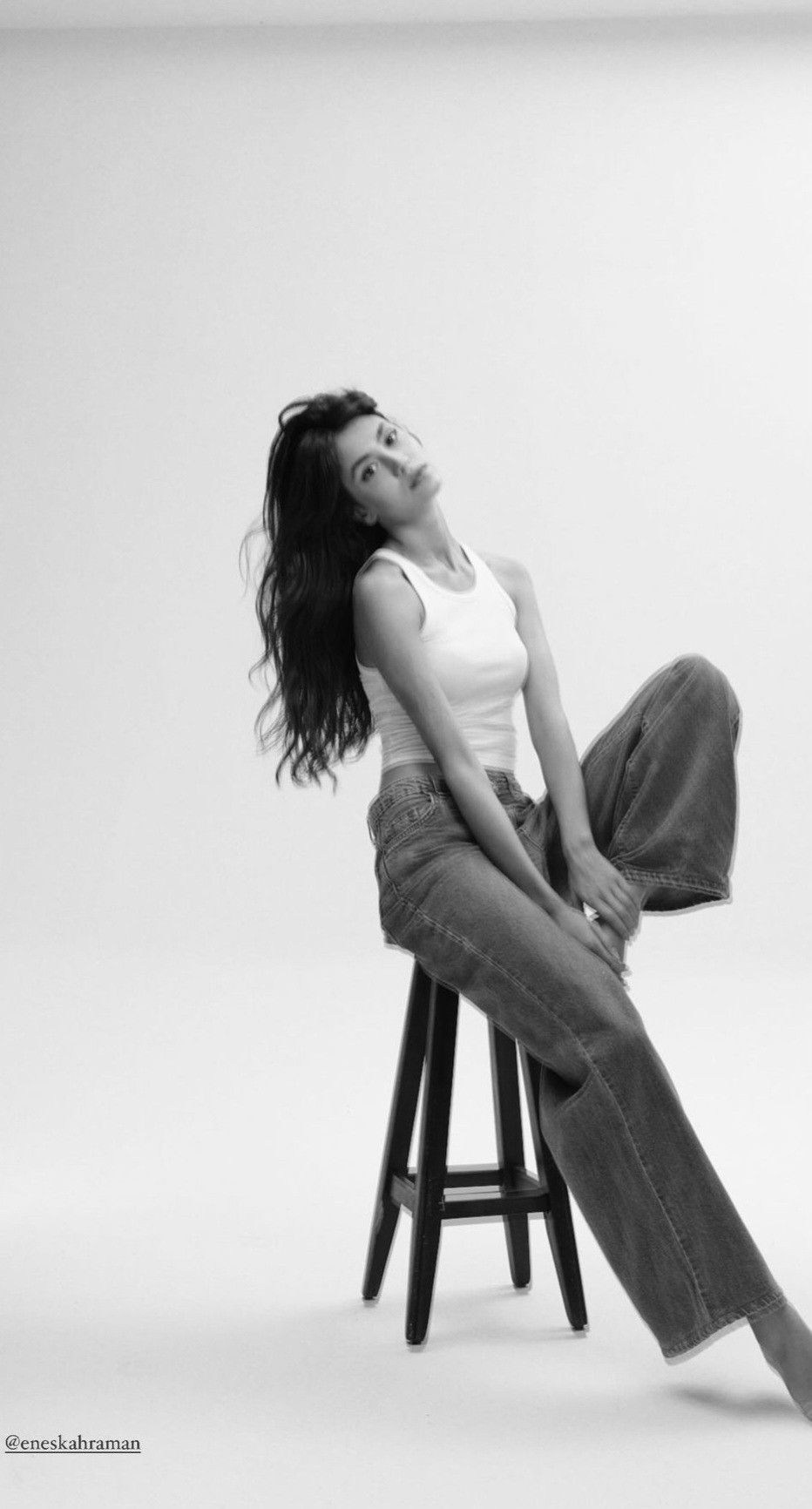 Lifestyle фотосессия в стиле минимализм в Москве: девушка в джинсах и базовом топе