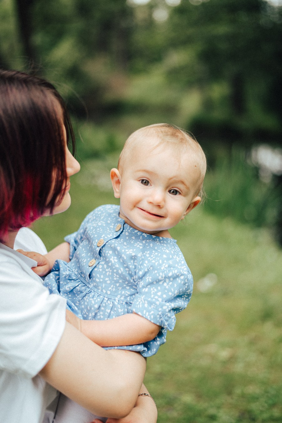 Коля, Ксюша, Саша, Андрей, Кира и бабушки | на даче