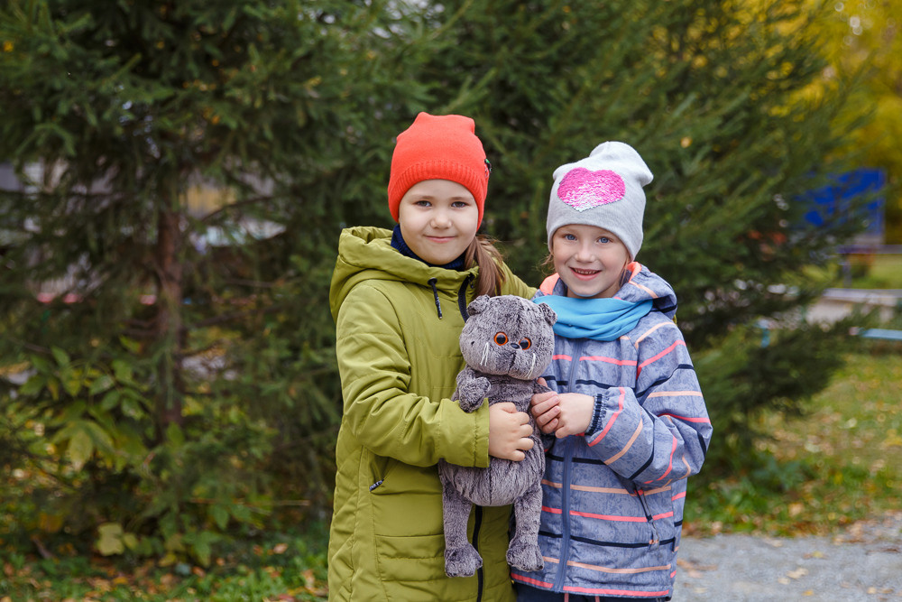 Прогулка на улице. Выпускные альбомы в школе и детском саду