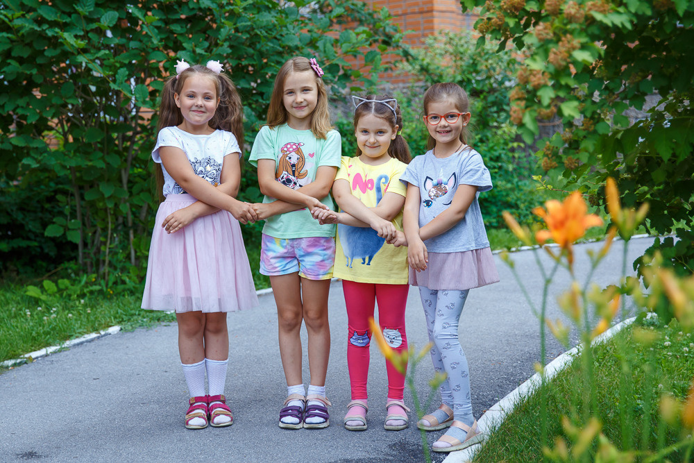 Прогулка на улице. Выпускные альбомы в школе и детском саду