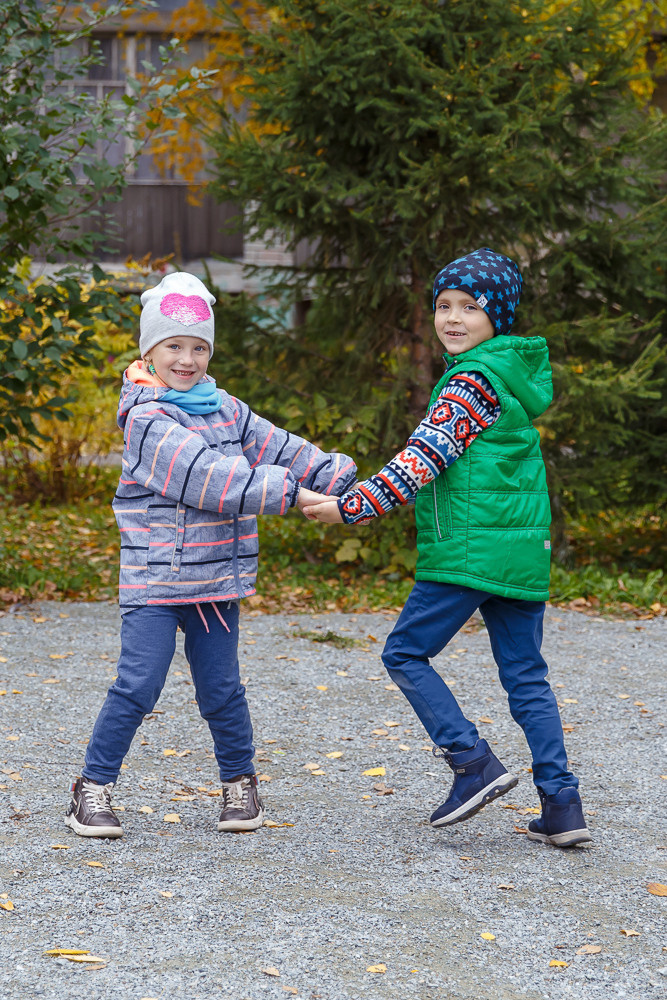 Прогулка на улице. Выпускные альбомы в школе и детском саду