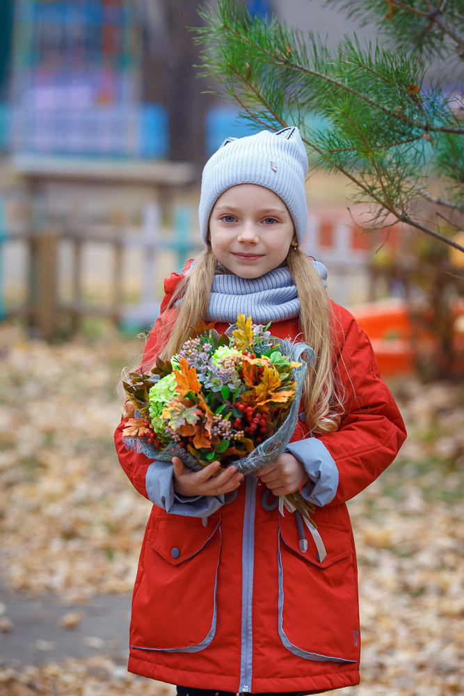 Прогулка на улице. Выпускные альбомы в школе и детском саду